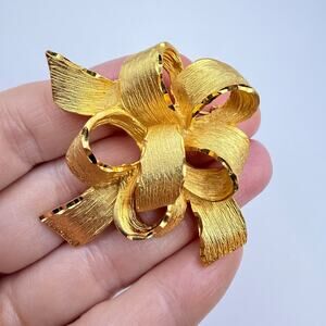 Vintage Signed TONA Ribbon Brooch Florentine Shiny Edge Bold Textured Gold Tone